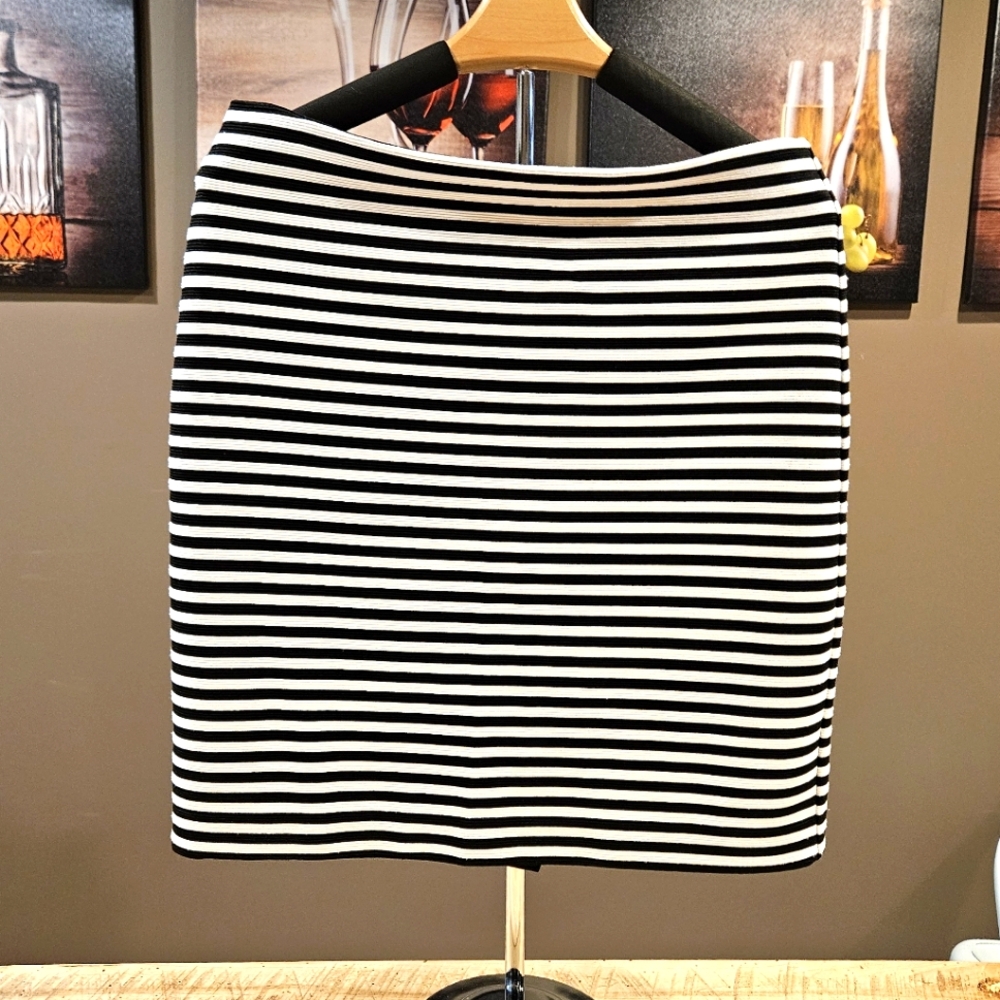 🦄 3 for $15 Loft pencil skirt